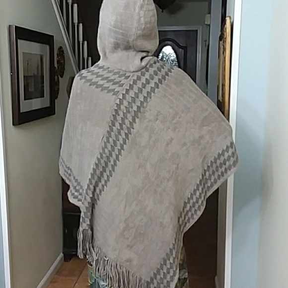 Poncho - Picture 8 of 8